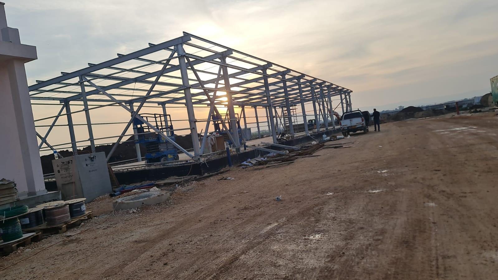 אולם תעשייה בקונסטרוקציית פלדה בשקיעה